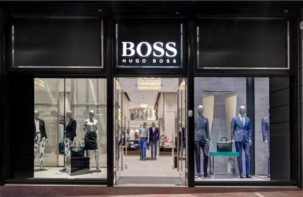 Schaufenster eines HUGO BOSS Stores zur Veranschaulichung, welche Marke im Beitrag erwähnt wird.